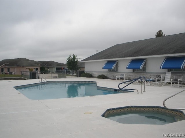 10522 S Drew Bryant Cir, Floral City, FL 34436 - community pool featuring a hot tub and a patio