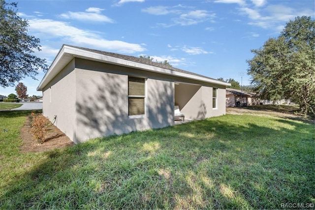10522 S Drew Bryant Cir, Floral City, FL 34436 - rear view of property with stucco siding and a yard