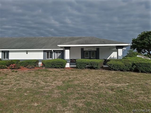 view of front of house featuring a front lawn