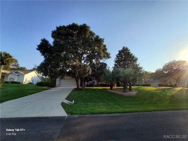 view of front of property featuring a front yard