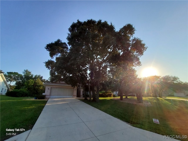 view of front of home featuring a yard and a garage