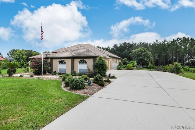 view of front of property with a front yard