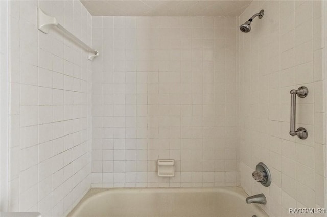 bathroom featuring tiled shower / bath combo