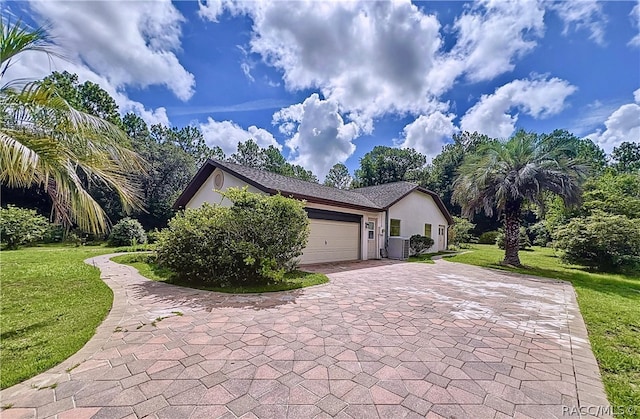 view of front facade featuring a front yard and a garage