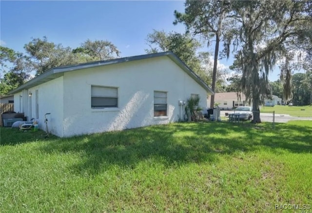 view of side of property featuring a lawn