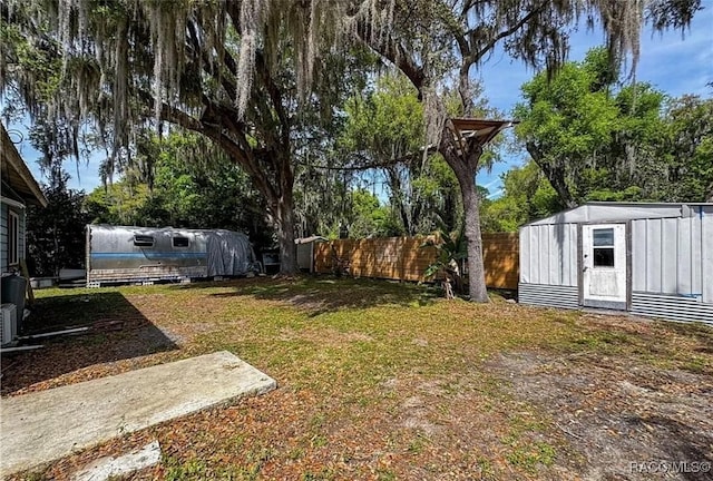 view of yard featuring a storage unit