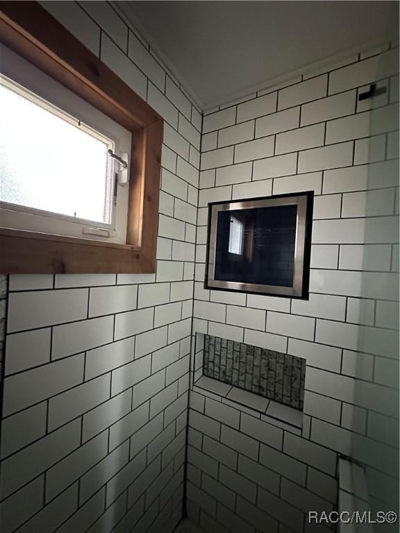 bathroom featuring a tile shower