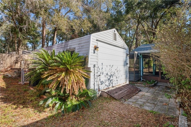 view of yard featuring a storage shed