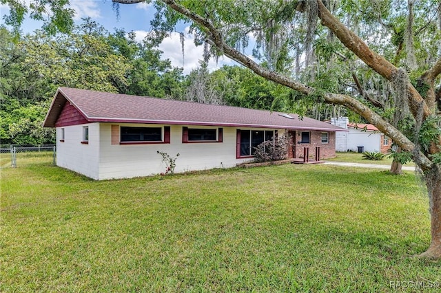 single story home with a front lawn