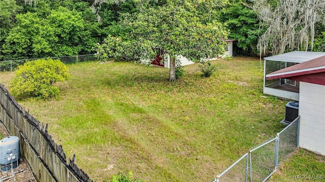 view of yard with a storage shed