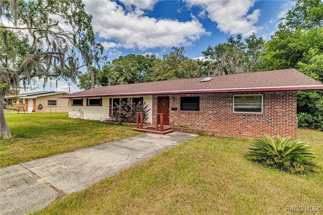 single story home with a front lawn