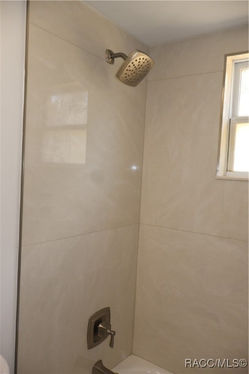 bathroom featuring tiled shower / bath combo