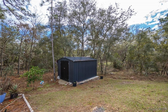 view of yard featuring a storage unit