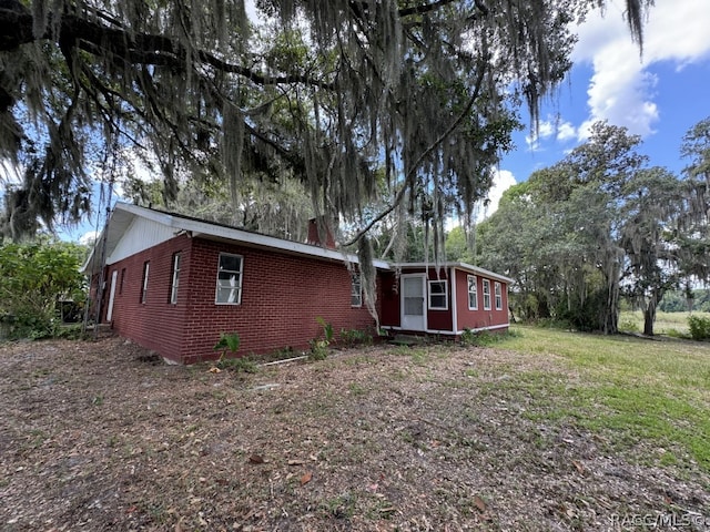 exterior space featuring a front yard