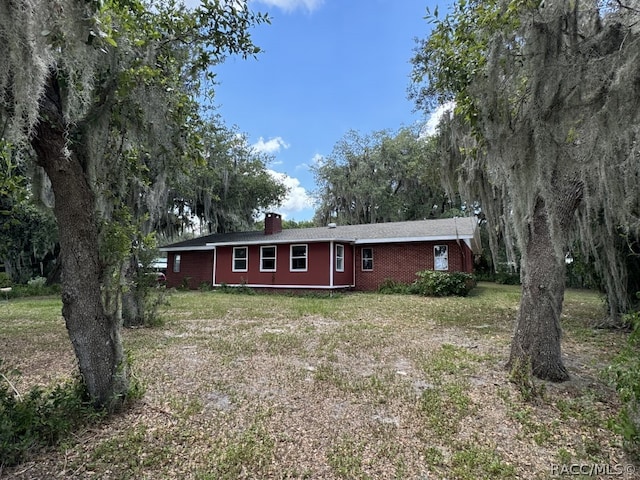 view of front of property featuring a front lawn