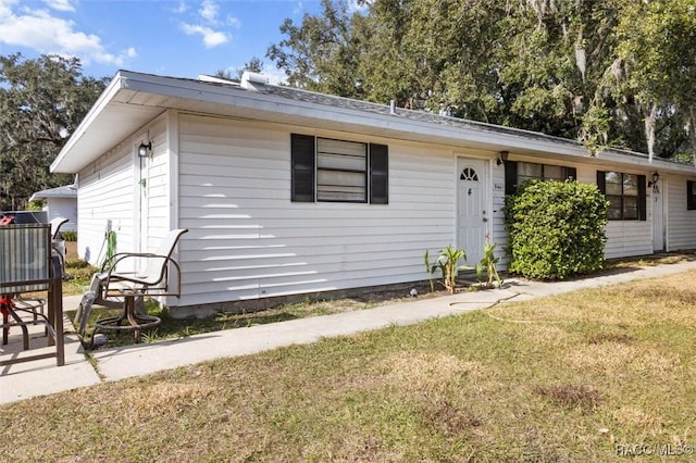 single story home with a front yard