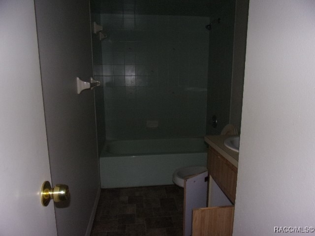 full bathroom with vanity, toilet, and tiled shower / bath