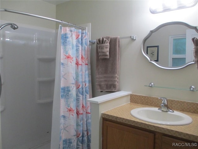 full bath featuring curtained shower and vanity