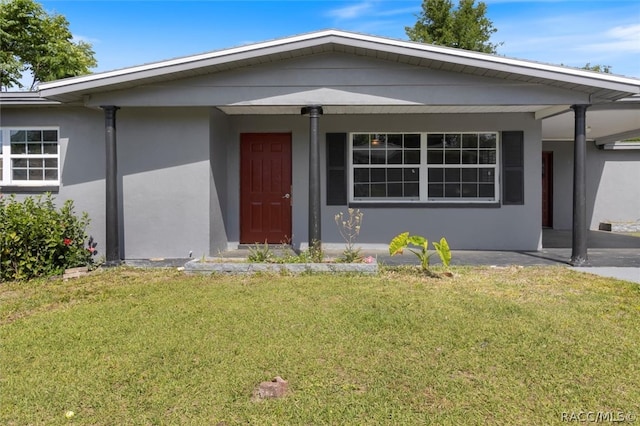 property entrance featuring a yard