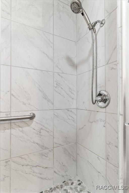 bathroom featuring tiled shower