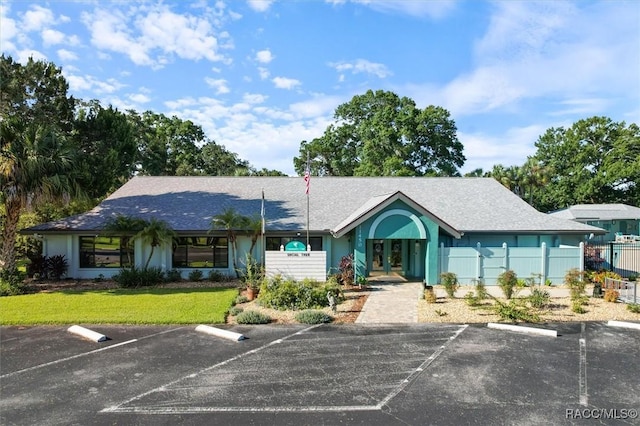 ranch-style house featuring a front yard