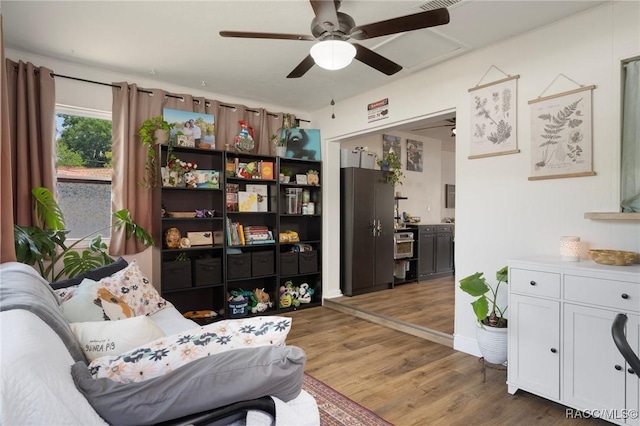 7 Colorado St, Beverly Hills, FL 34465 - sitting room featuring light wood finished floors and ceiling fan