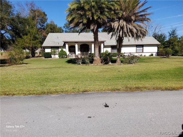 view of front of home featuring a front lawn