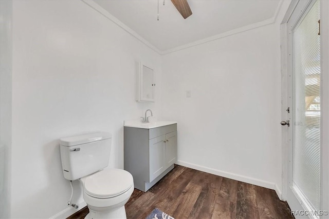 11615 N Caribee Pt, Inglis, FL 34449 - bathroom with toilet, vanity, baseboards, wood finished floors, and crown molding