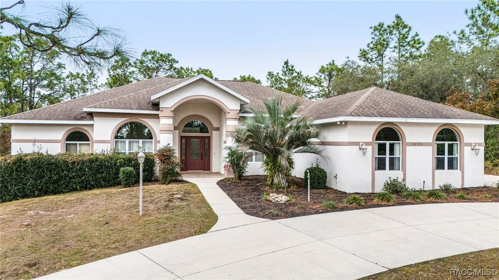 single story home with a front lawn