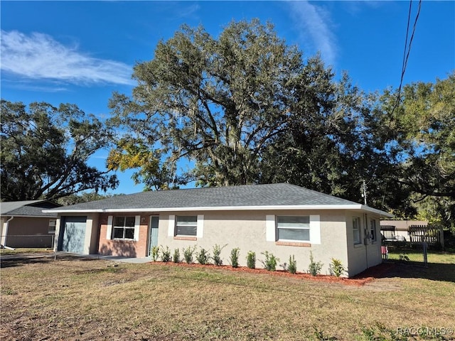 single story home with a front lawn