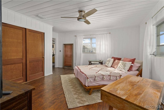 bedroom featuring visible vents, dark wood-style flooring, and a ceiling fan