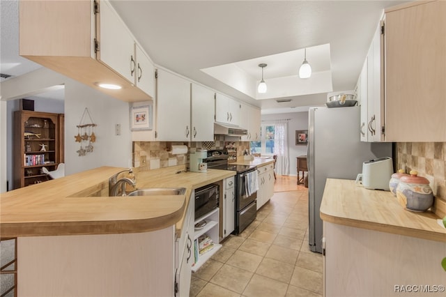 kitchen with hanging light fixtures, a kitchen breakfast bar, kitchen peninsula, white cabinets, and appliances with stainless steel finishes