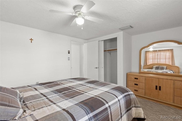 2 James St, Beverly Hills, FL 34465 - bedroom featuring a closet, a textured ceiling, a ceiling fan, and light carpet