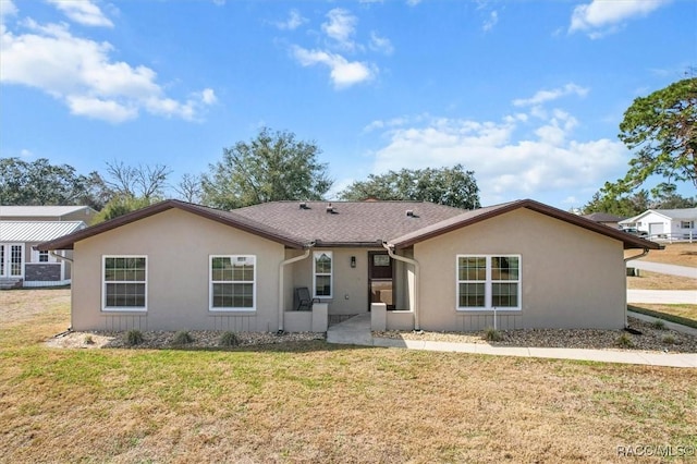 single story home with a front yard