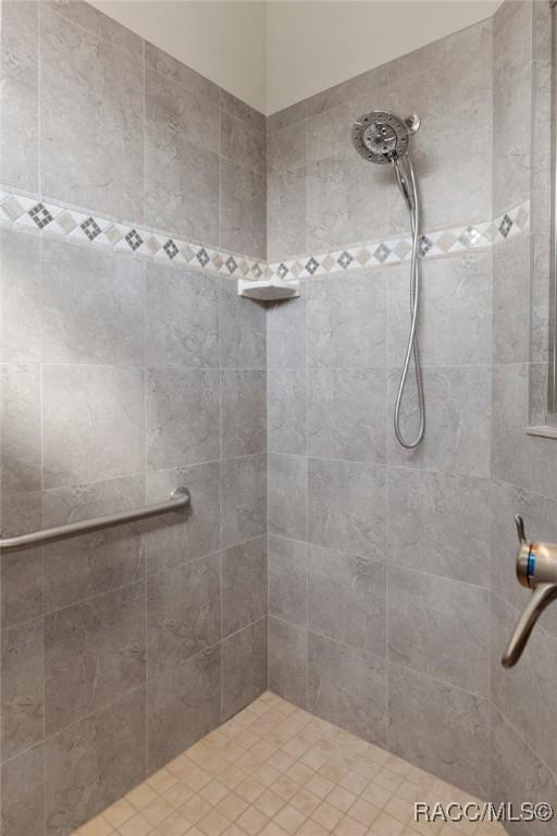 bathroom featuring tiled shower