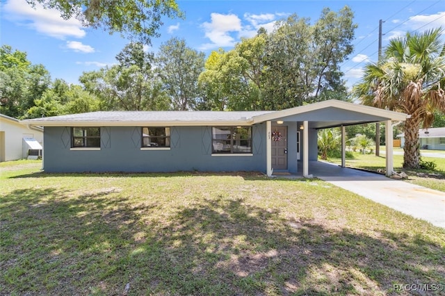 ranch-style home featuring a front lawn and a carport