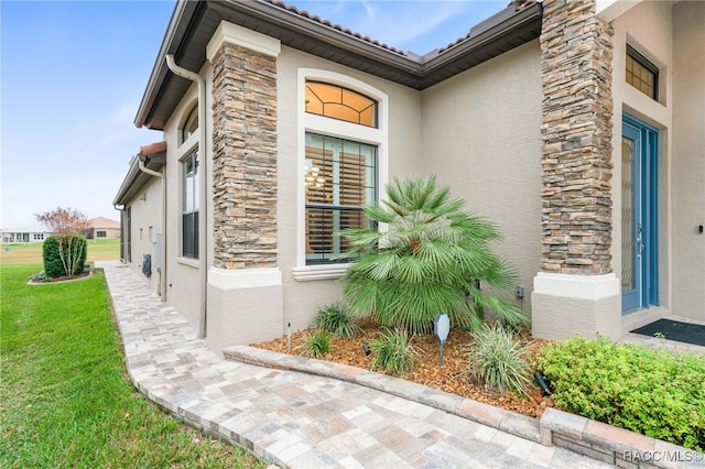 view of side of property featuring a lawn