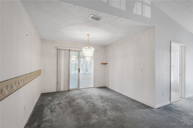 carpeted spare room with lofted ceiling, a textured ceiling, and a chandelier