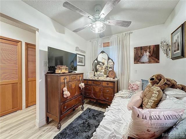 4101 E Gloria Dr, Hernando, FL 34442 - bedroom with light wood-style flooring, a textured ceiling, and a ceiling fan