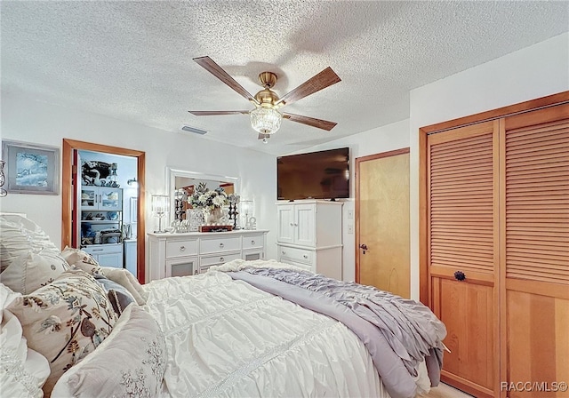 4101 E Gloria Dr, Hernando, FL 34442 - bedroom featuring a ceiling fan and a textured ceiling