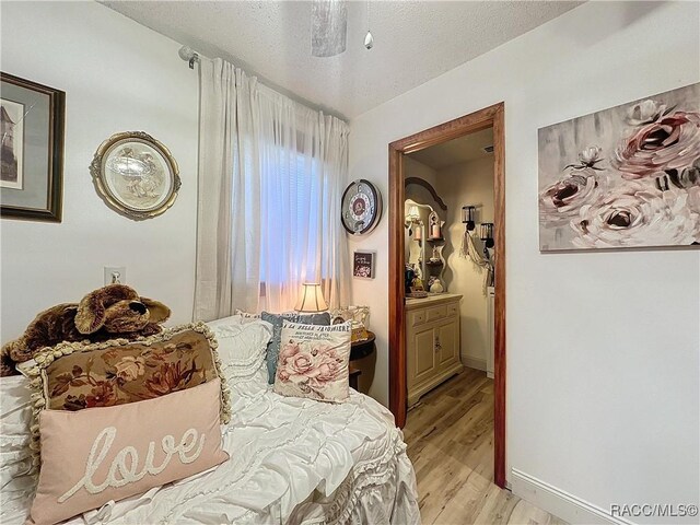 4101 E Gloria Dr, Hernando, FL 34442 - bedroom featuring light wood-style flooring and a textured ceiling