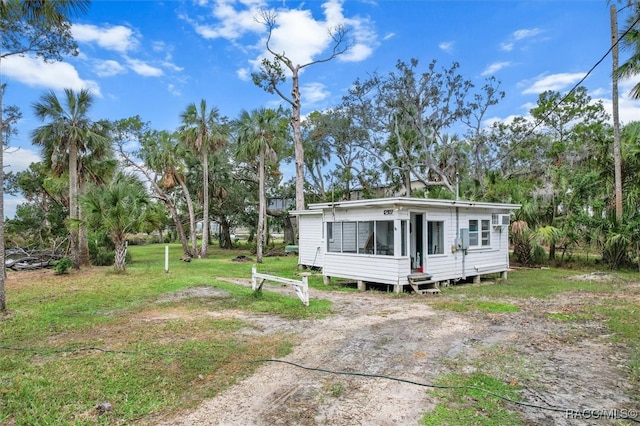 manufactured / mobile home with a front yard