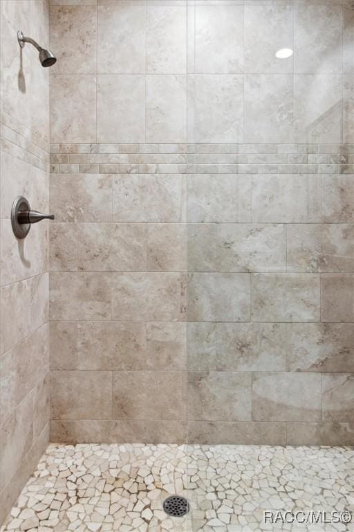 bathroom featuring tiled shower