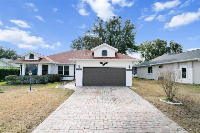 view of front facade featuring a garage and a front yard