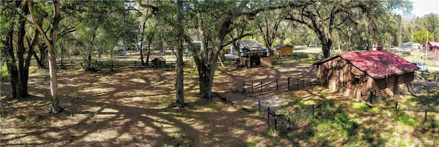 view of yard featuring a shed