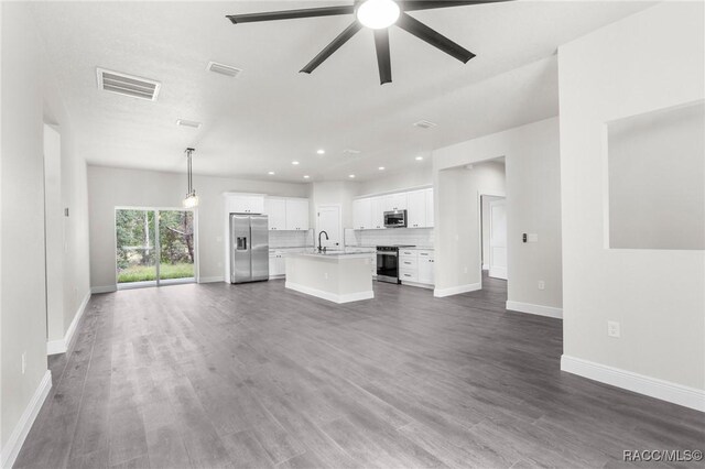 unfurnished bedroom featuring ceiling fan, dark hardwood / wood-style flooring, a textured ceiling, and a closet