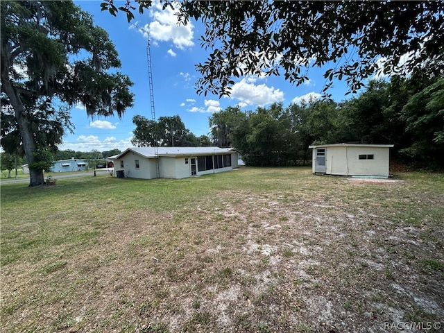 view of yard featuring a shed