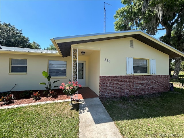 view of front of home featuring a front lawn