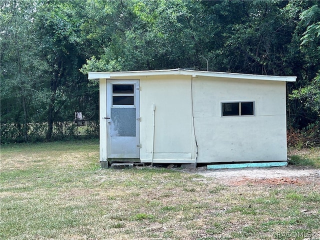 view of outdoor structure featuring a yard