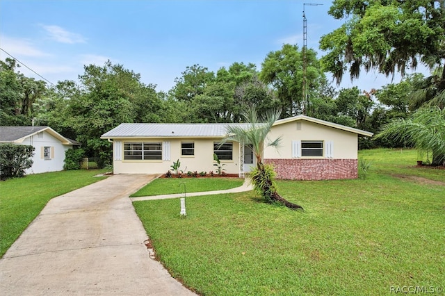 ranch-style house featuring a front yard